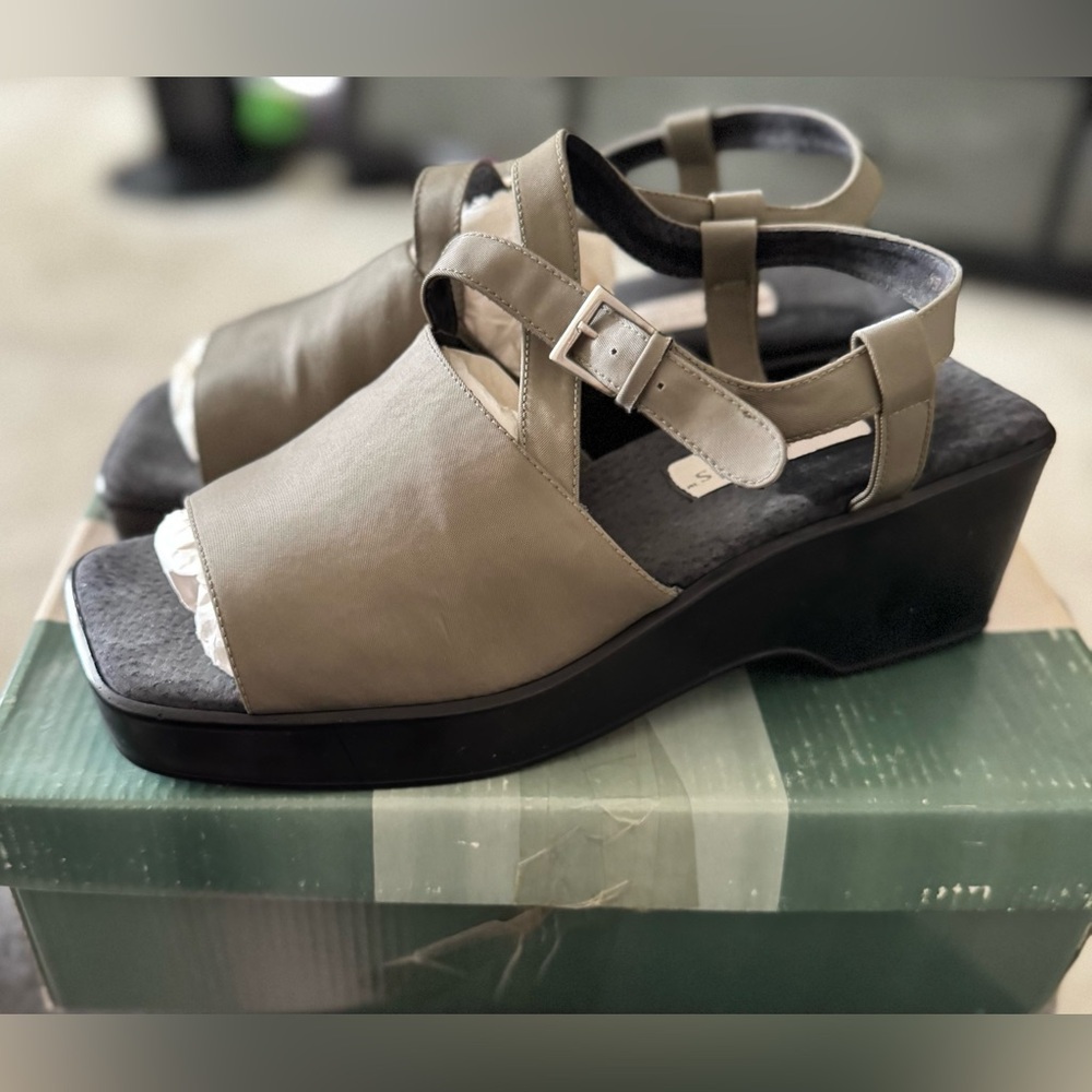 Vintage Easentials by Etienne Aigner Open Toe Wedge 3” Sandals 11WW